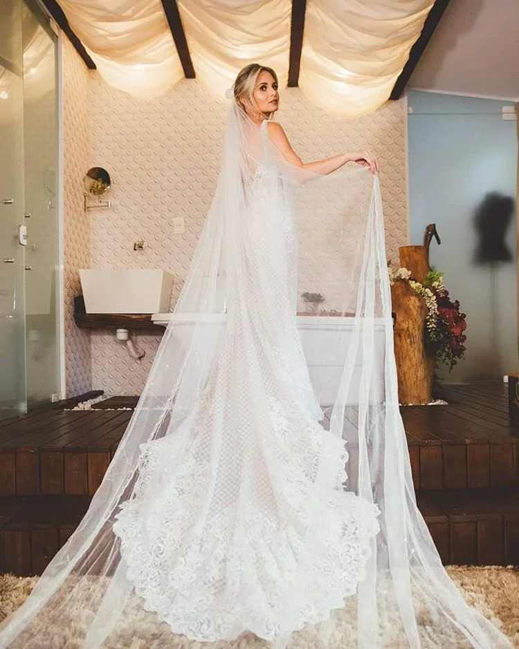 vestido de noiva com cauda e véu