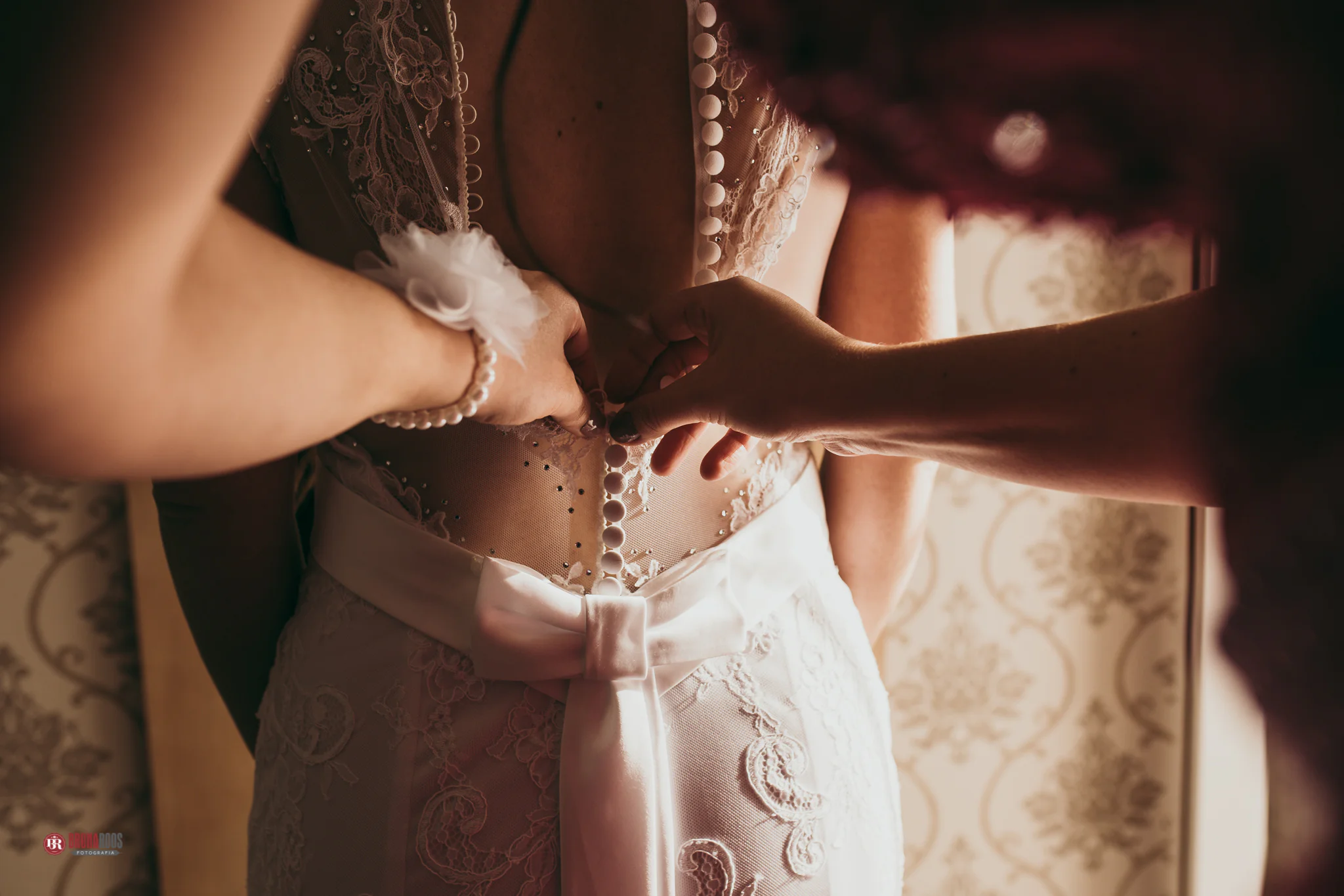 Foto colocando o vestido de noiva