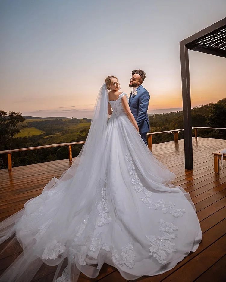 vestido de noiva com cauda e véu