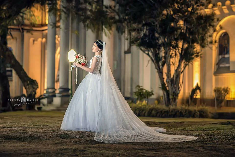 Noiva usando vestido de noiva branco R&uacute;ssia Noivas