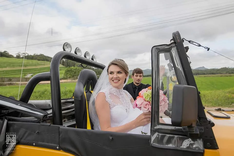 Foto da noiva no carro