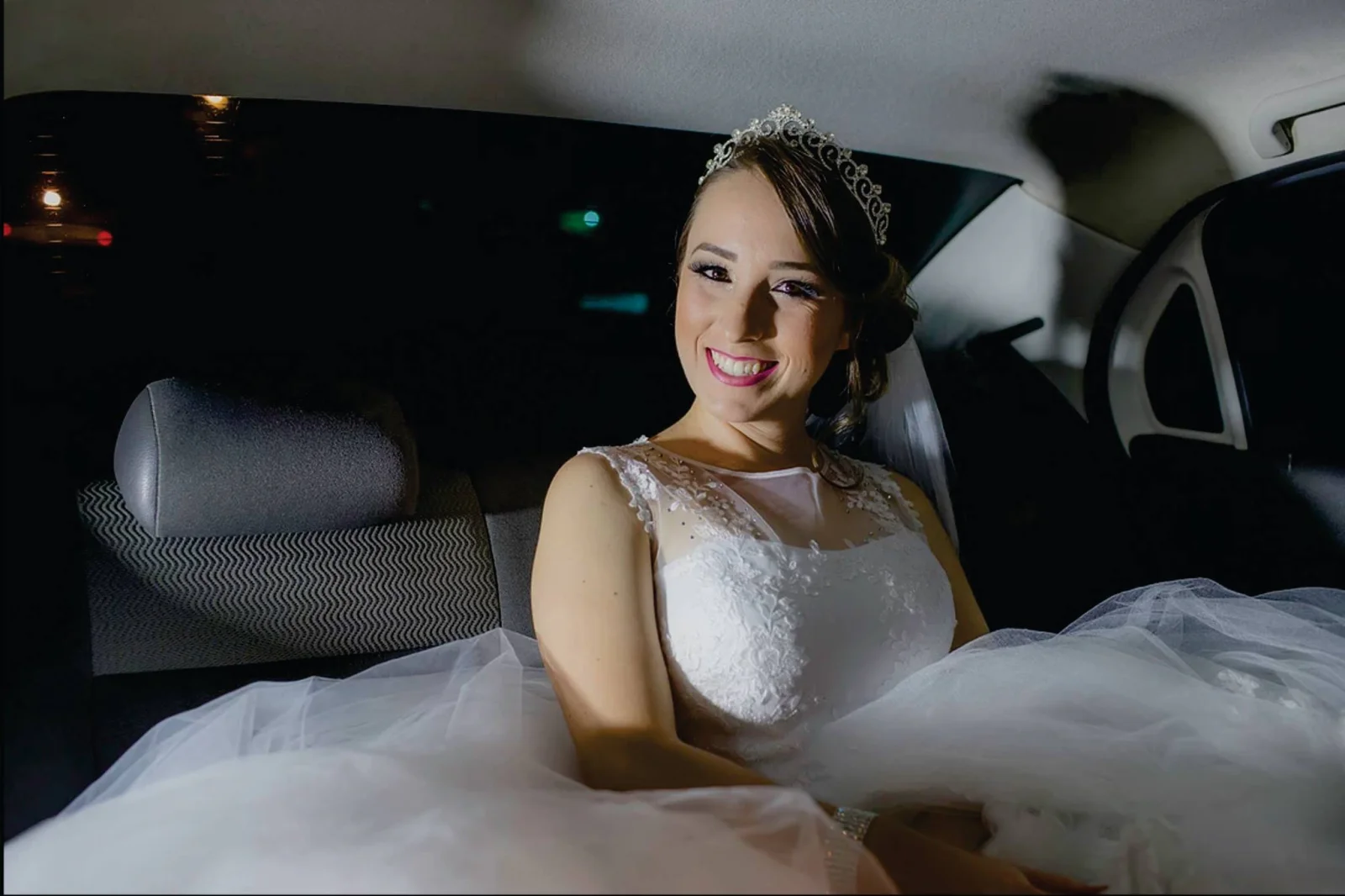 Foto da noiva no carro