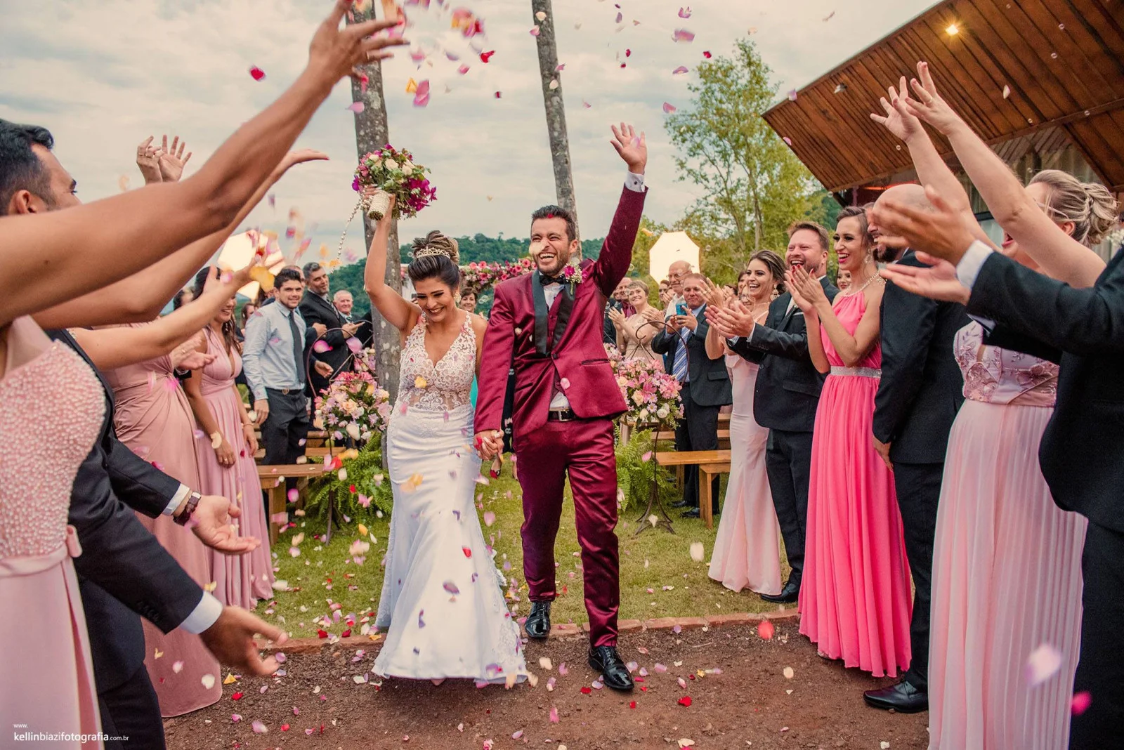 chuva de rosas saída do casamento